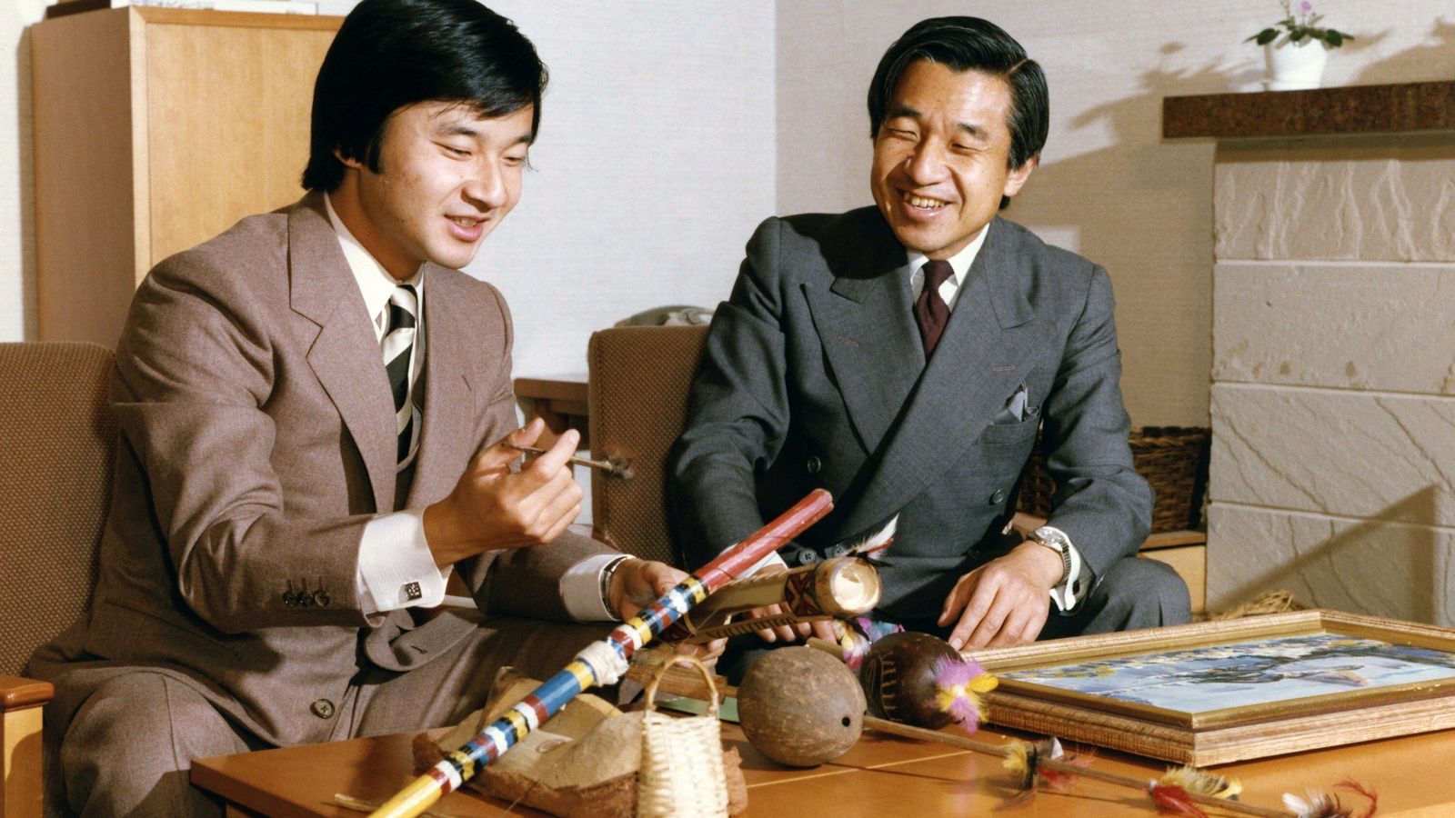Foto de archivo del entonces príncipe heredero Akihito y su padre, el entonces emperador, en 1982.