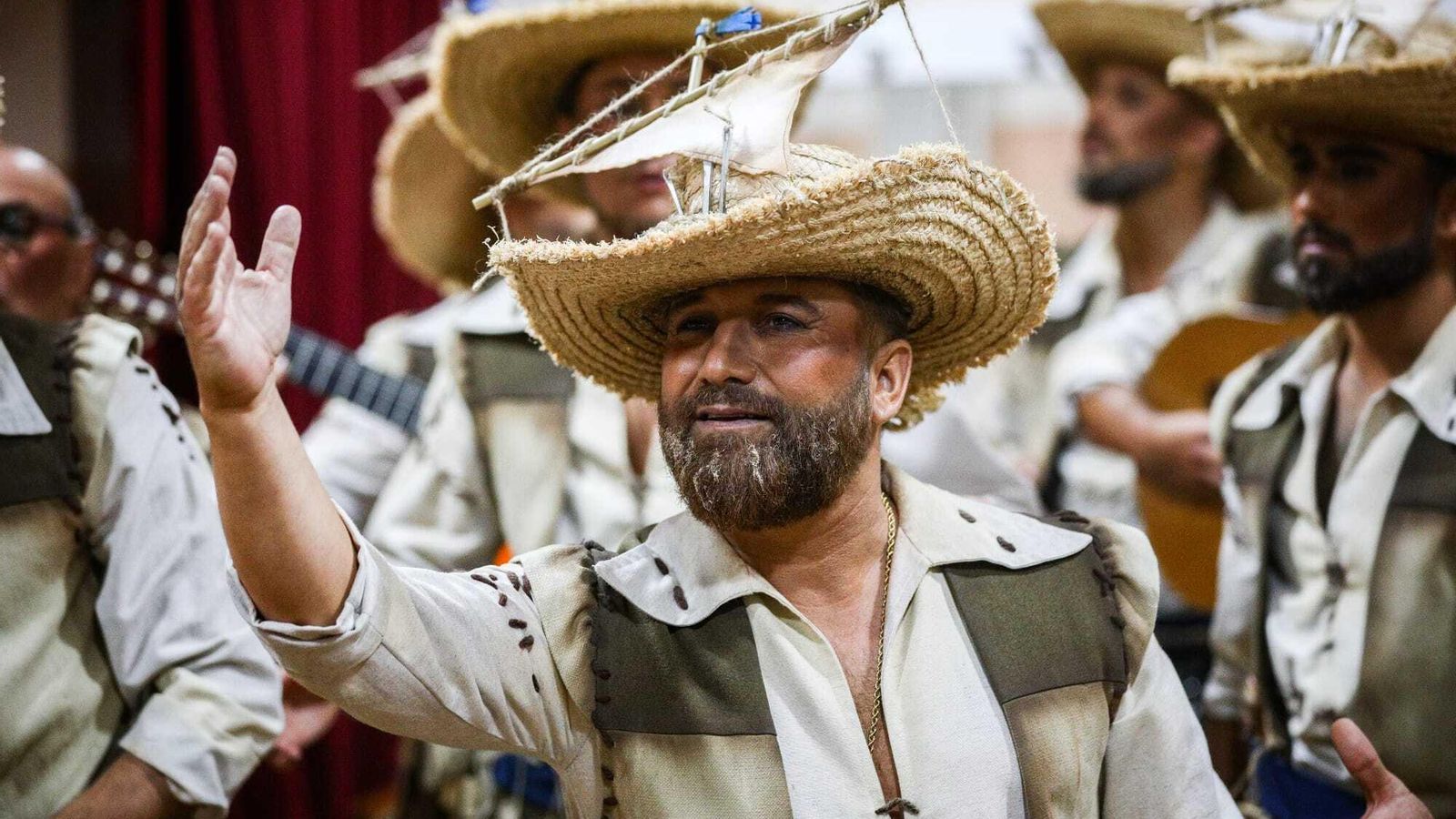 Nene Cheza, en camerinos, con su comparsa 'Los veleros'.