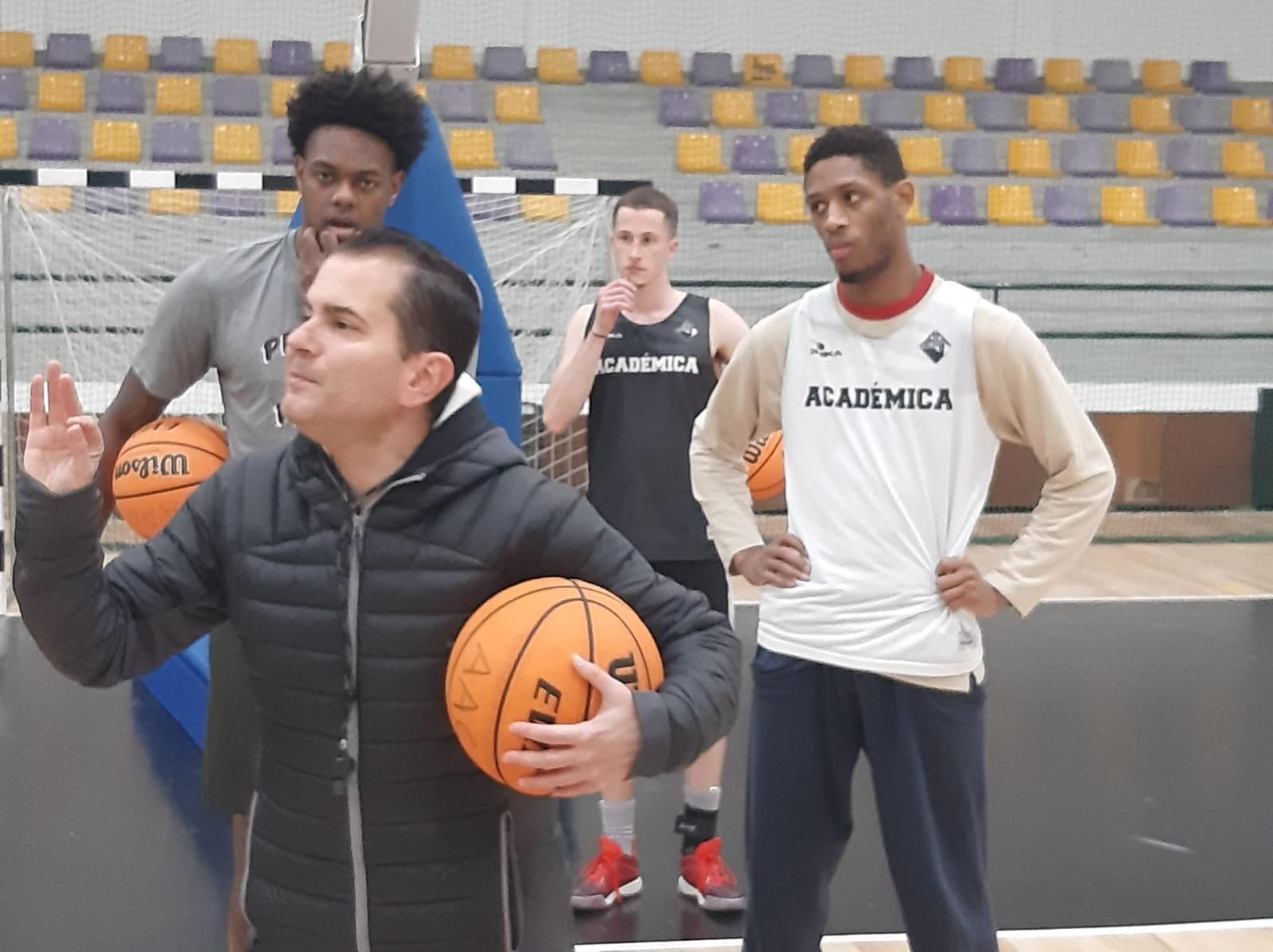 Rafa Sanz da órdenes a sus nuevos jugadores durante un entrenamiento.