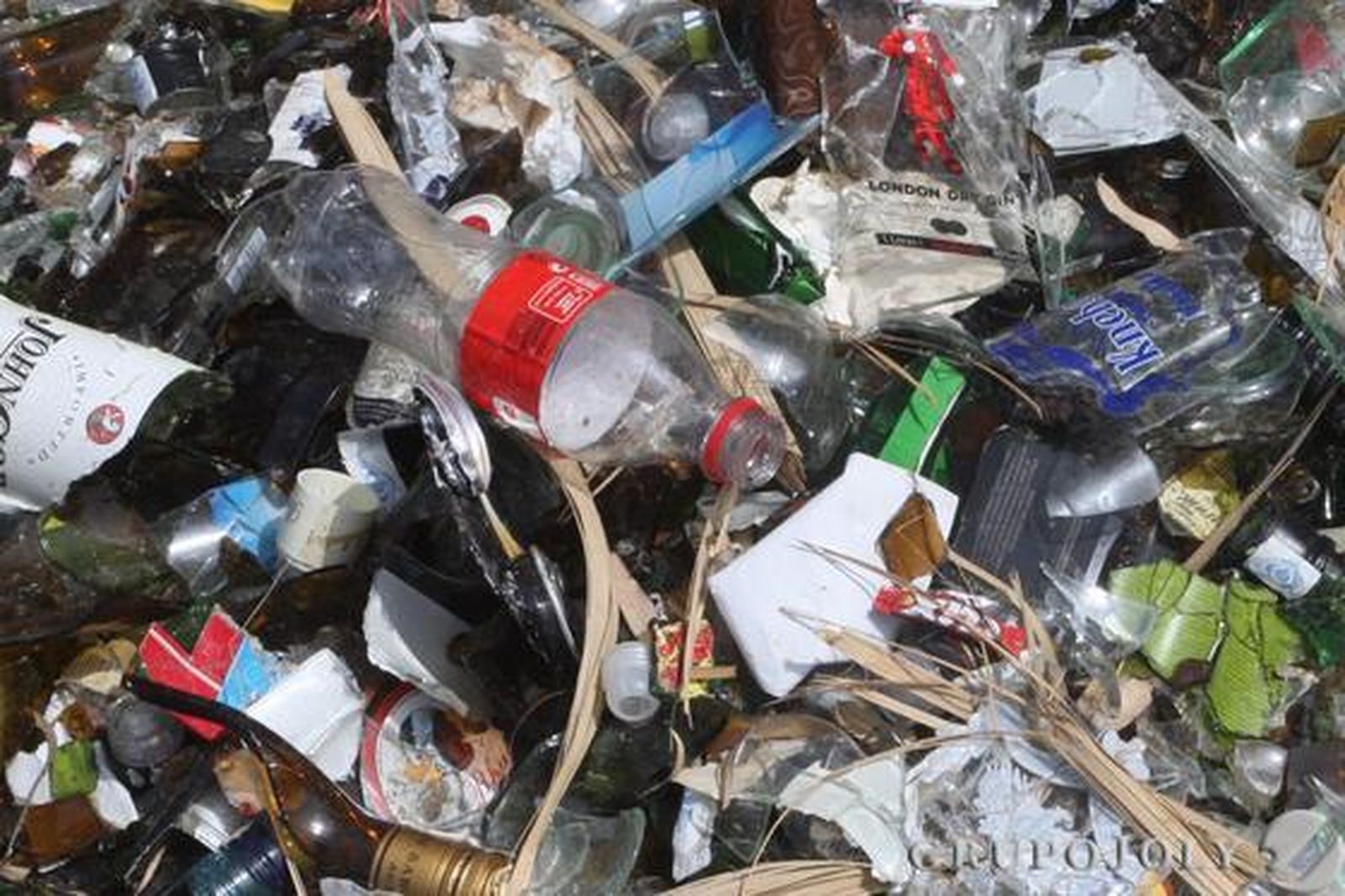 Imagen de cristales y plásticos pertenecientes a los restos del botellón que están ensuciando el parque.

Foto: Paco Guerrero