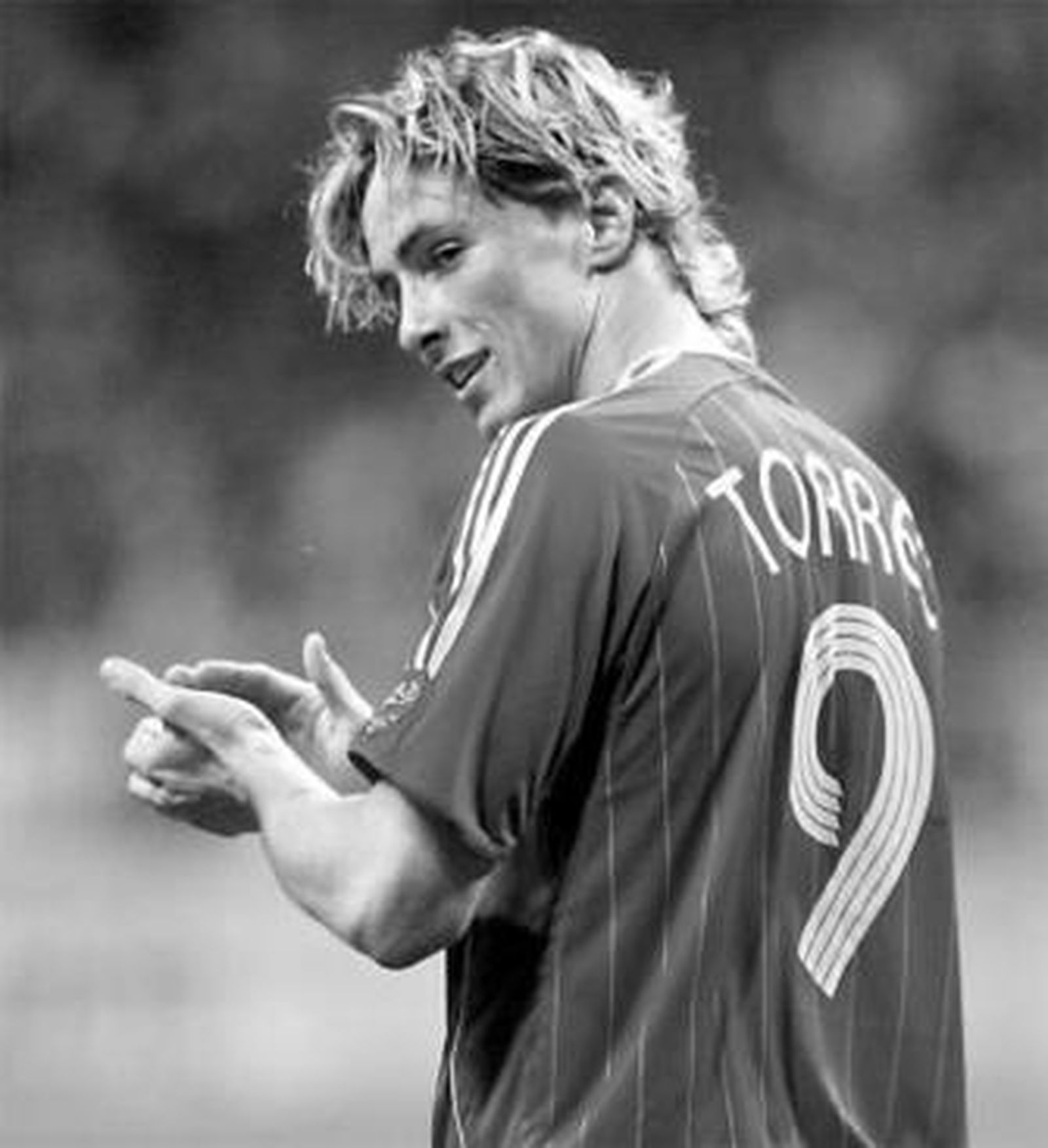 Torres tendrá competencia para mantener el 9 a la espalda.