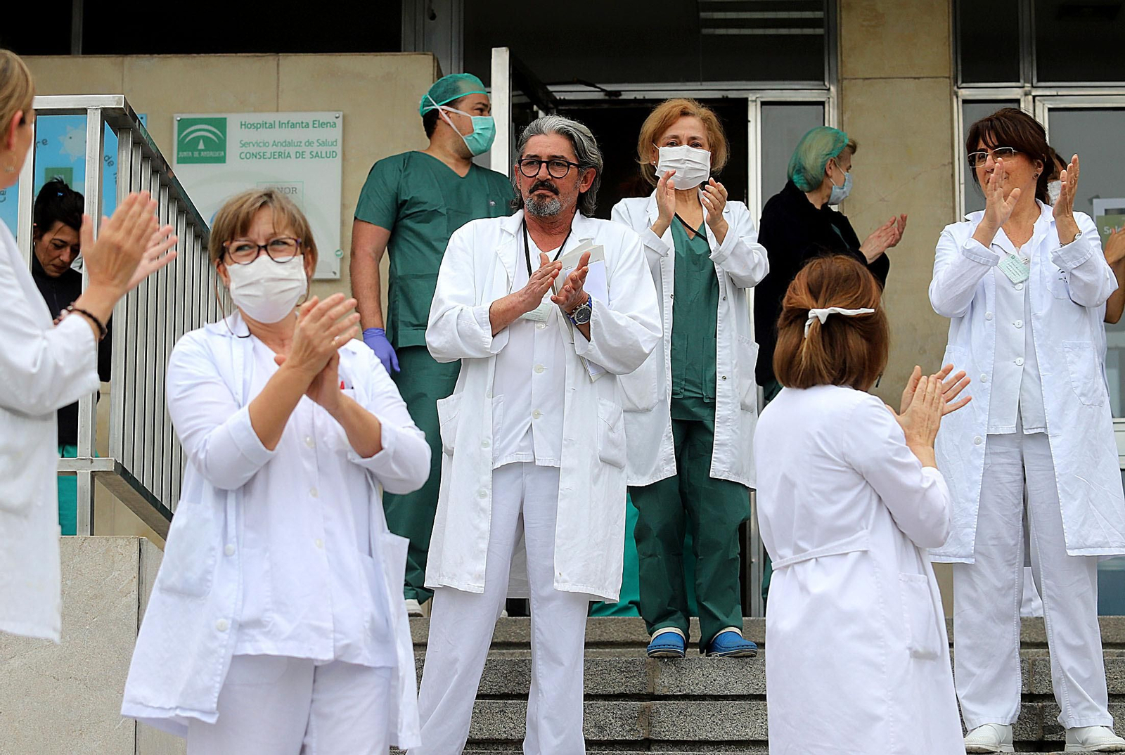 Imágenes de la UME realizando trabajos de limpieza y desinfección en el Hospital Infanta Elena de Huelva