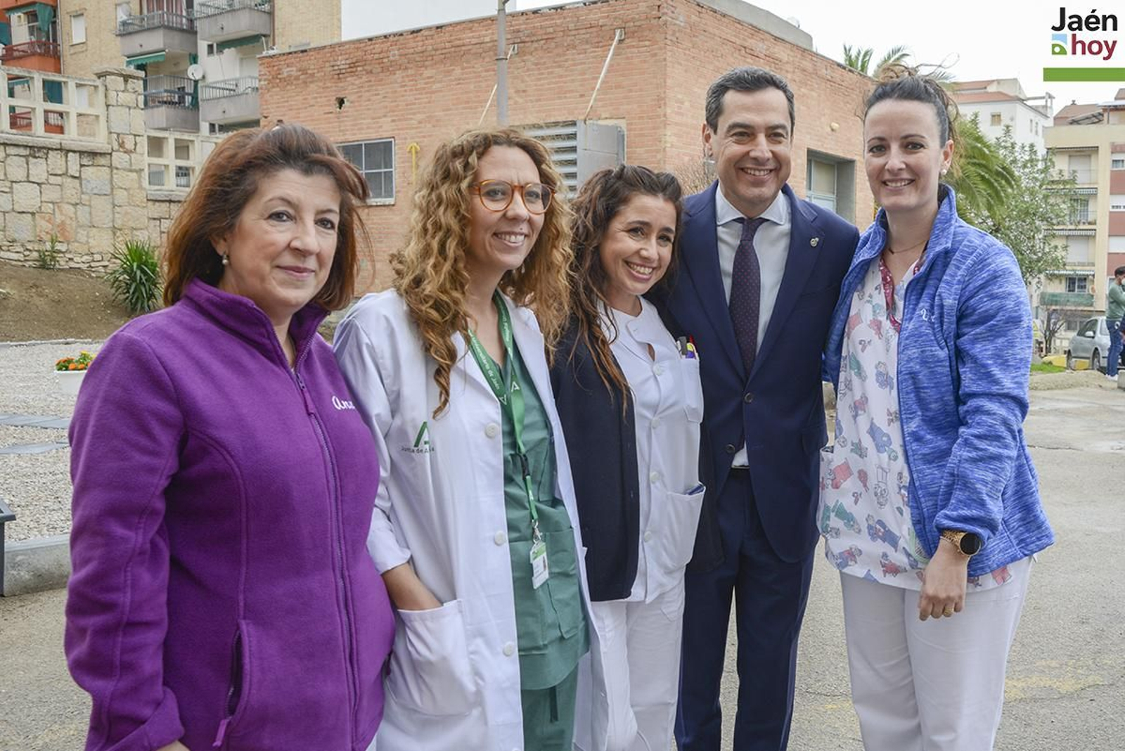 Juanma Moreno visita el nuevo PET-TAC y las dos gammacámaras del Hospital Universitario de Jaén