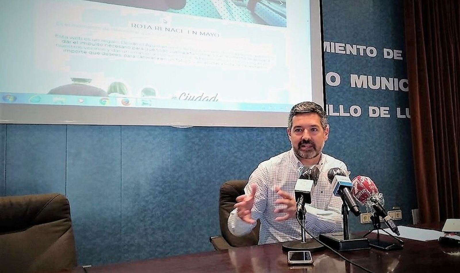 El alcalde de Rota, Javier Ruiz, presentando la nueva página web en el Ayuntamiento.