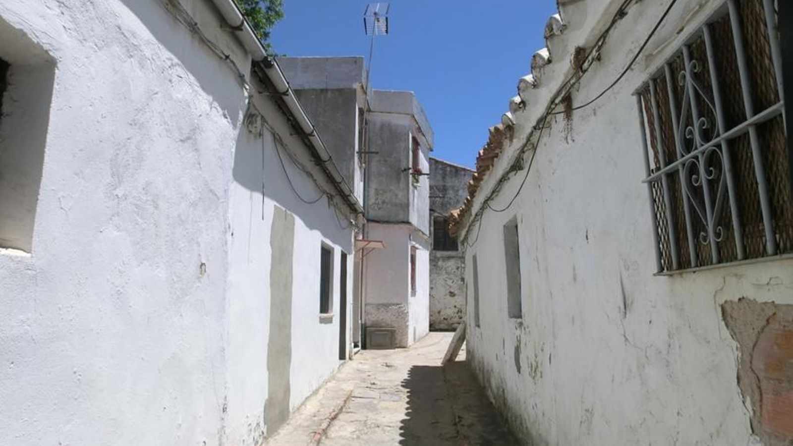 Uno de los callejones en el patio de Custodio. Uno de los callejones en el patio de Custodio.