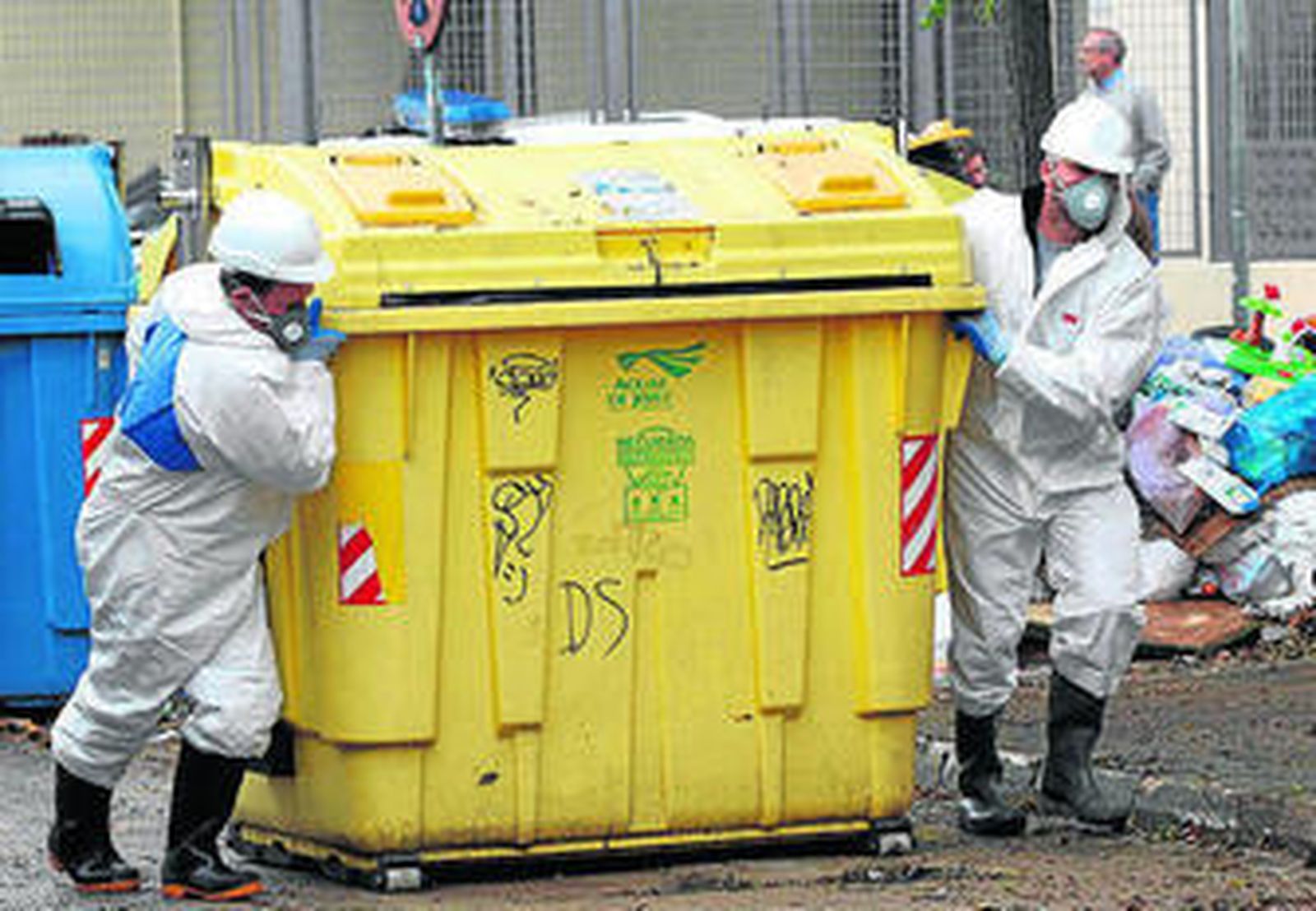 Dos operarios de Tragsa trabajando el pasado domingo.