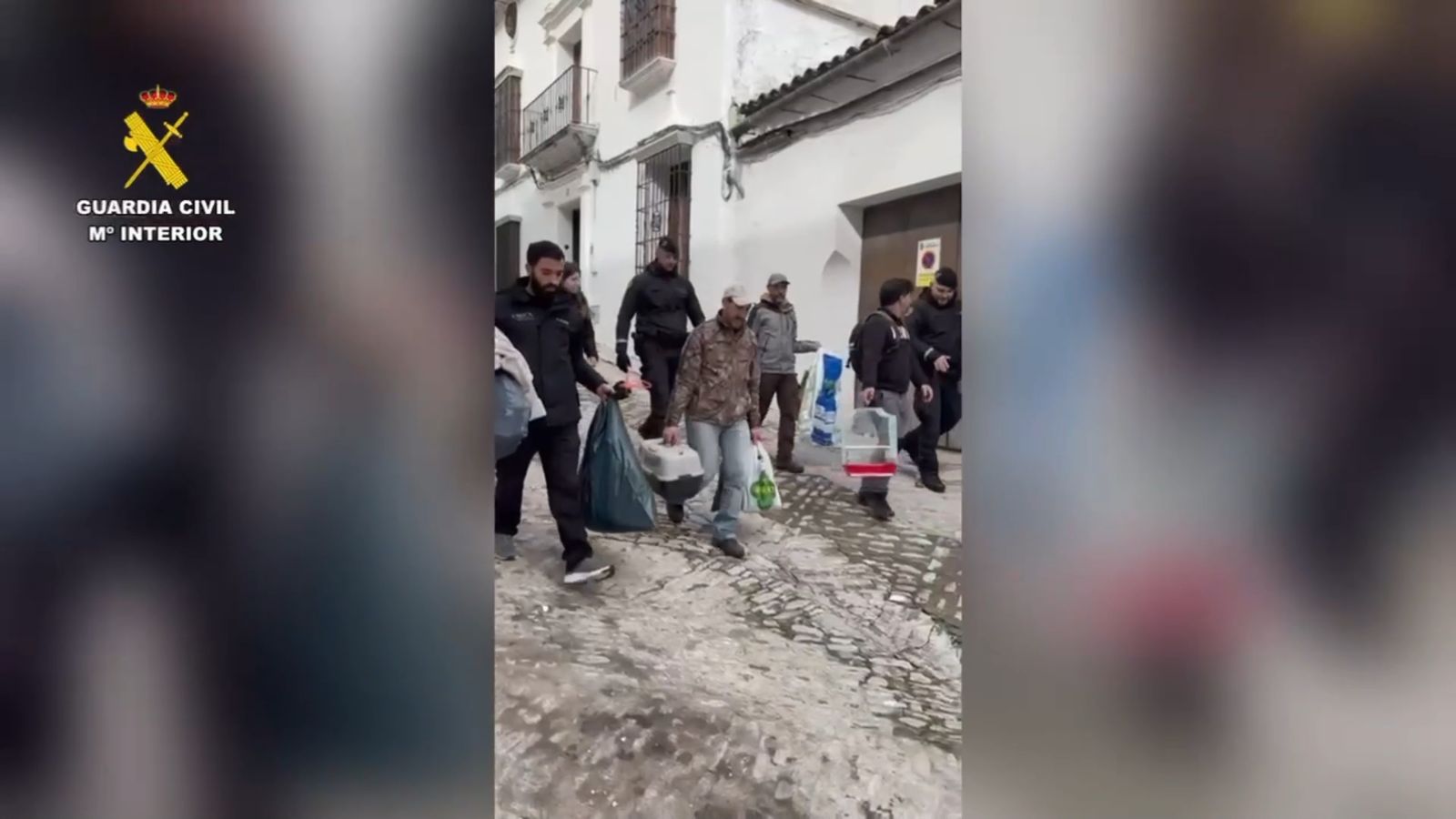 Así transcurre la primera entrada controlada de los vecinos a Grazalema para recoger enseres personales