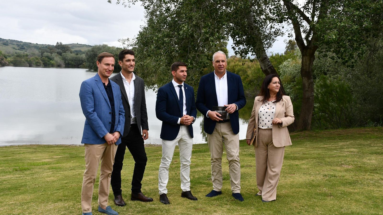 Los promotores de Polo Valley Cristian Byrne e Ivan Romanovsky junto a los alcaldes de San Roque y Casares, Juan Carlos Ruiz Boix y José Luis Villalón, y la vicepresidenta comarcal Mayte García.