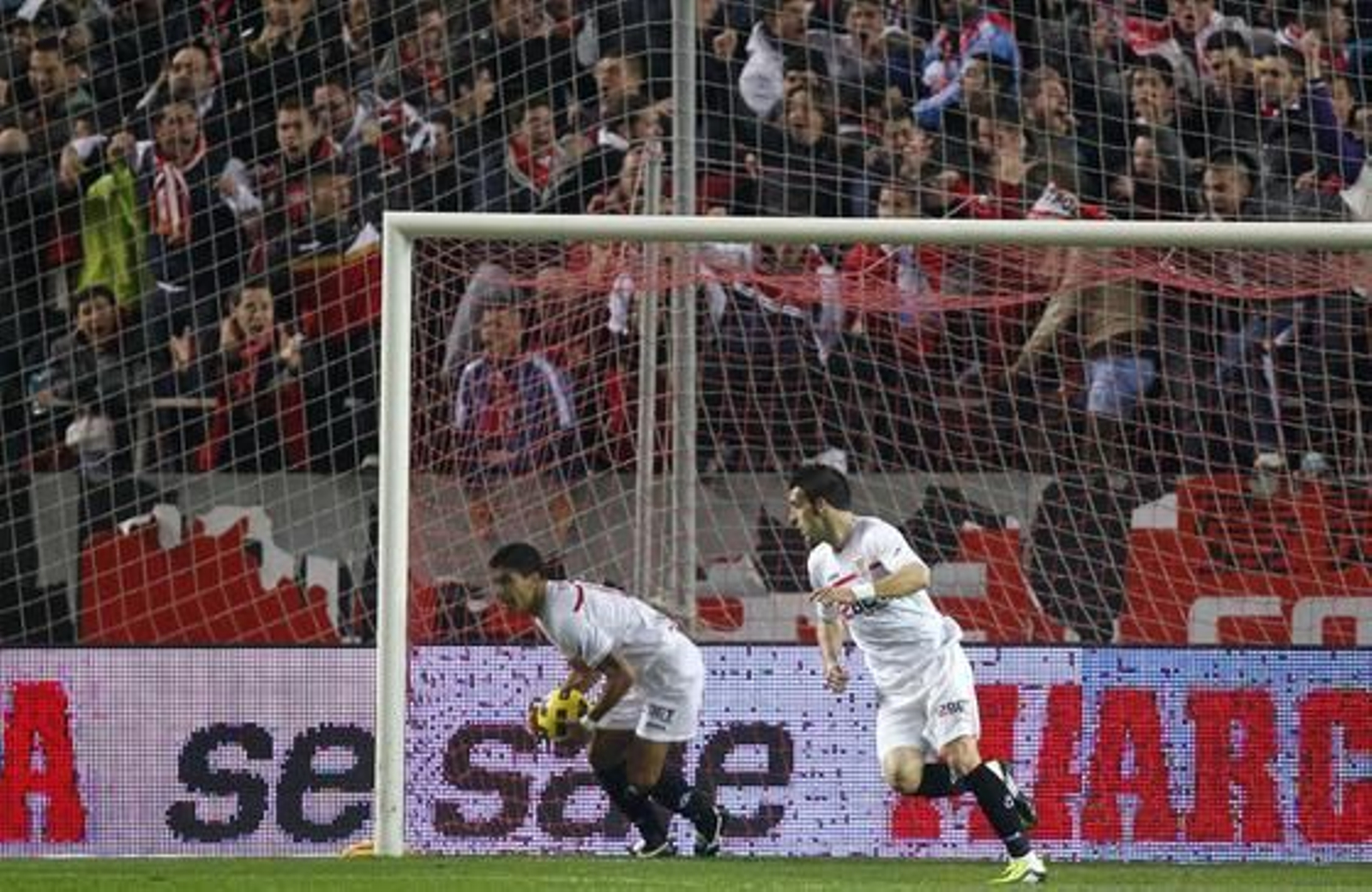 El Sevilla celebra la vuelta de Sergio Sánchez a los terrenos de juego con el pase a las semifinales de Copa del Rey ante el Villarreal (3-0). / Reuters