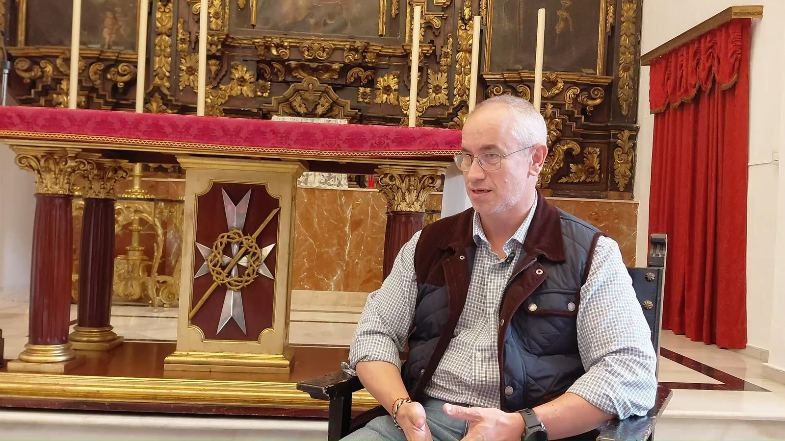 Hermano Mayor de la Hermandad de la Coronación explica cómo organizan la Zambomba Anual en Bodegas Fernández Gao.