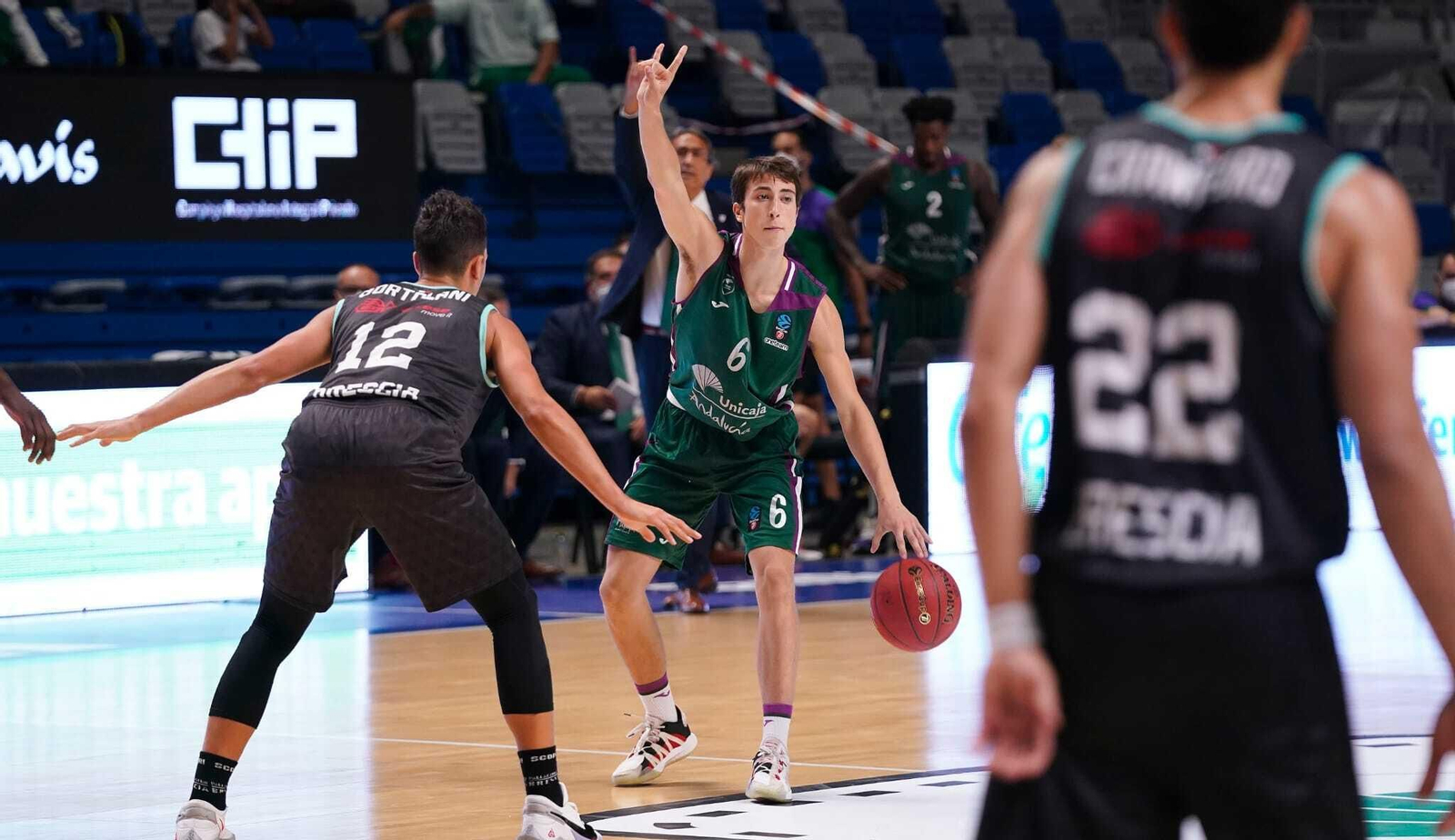 Rafa Santos marca jugada en el Unicaja-Brescia.