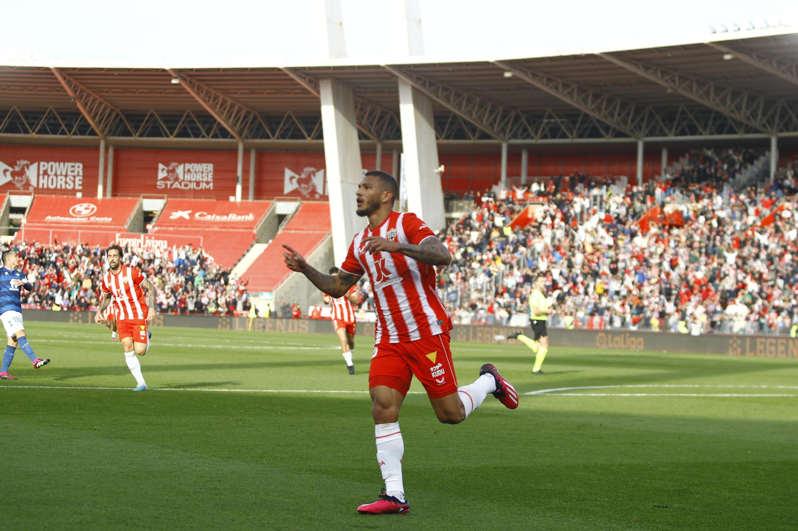 Imágenes del partido de fútbol U.D. Almería-Real Betis Balompié