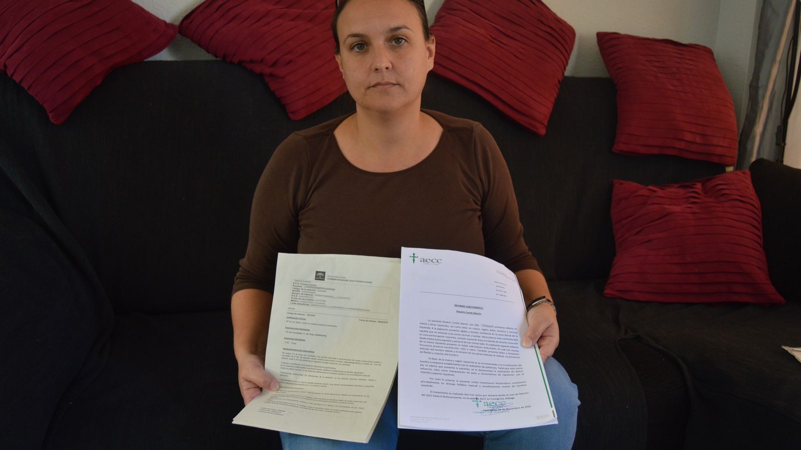 Rosario Cortés, en su vivienda, muestra algunos de los informes técnicos.