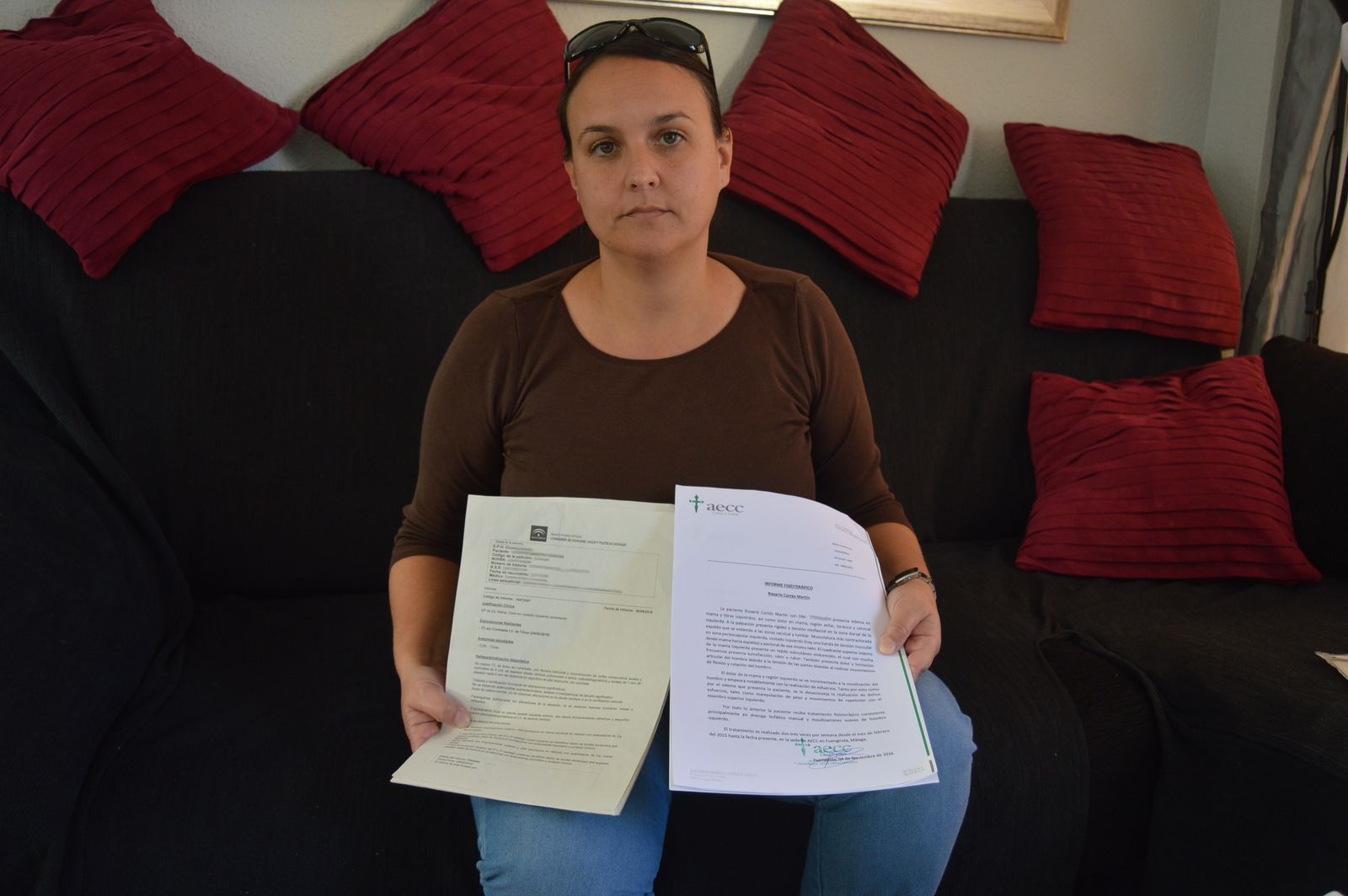 Rosario Cortés, en su vivienda, muestra algunos de los informes técnicos.