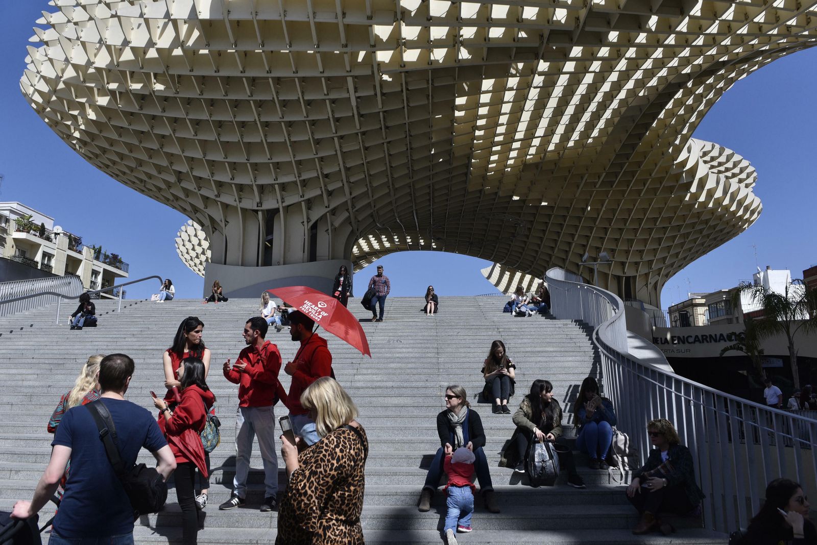 Sevillanos y turistas en las escaleras que dan acceso a la plaza mayor de las setas.