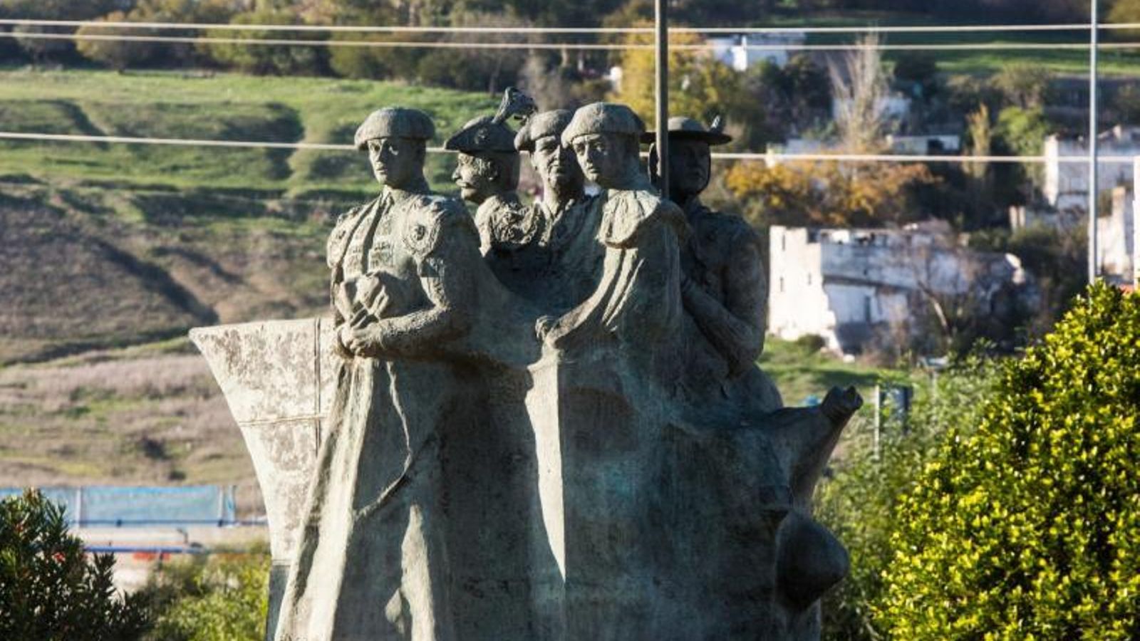 Monumento a los toreros de Camas en la rotonda de La Pañoleta, cerca de su añorada placita de toros.