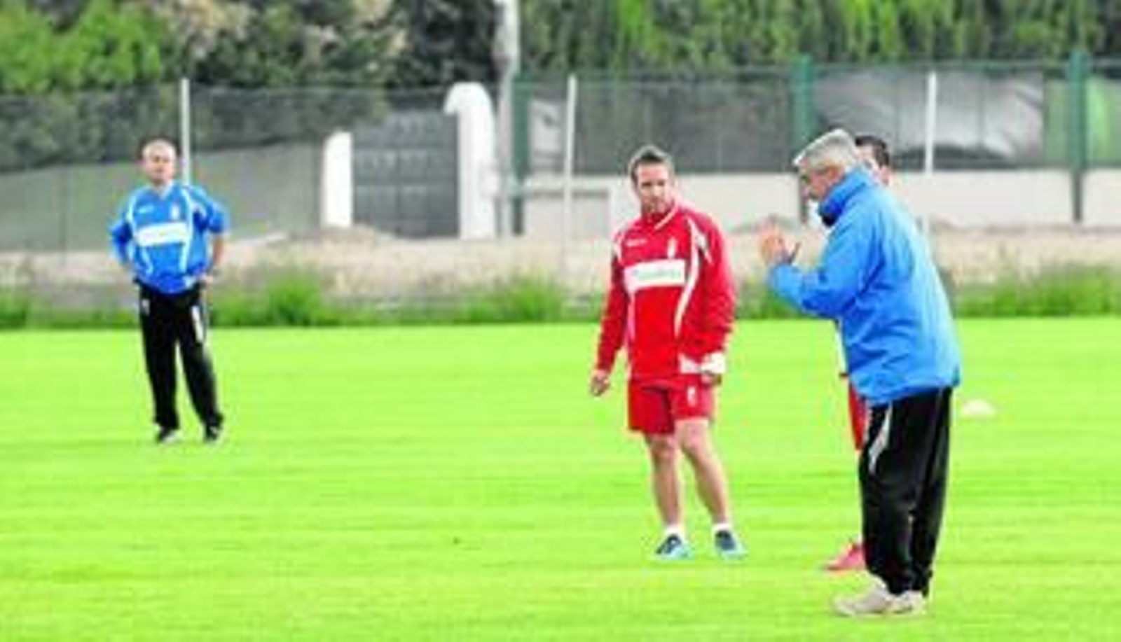 Fabri, técnico del Granada, da instrucciones a sus futbolistas durante un entrenamiento.