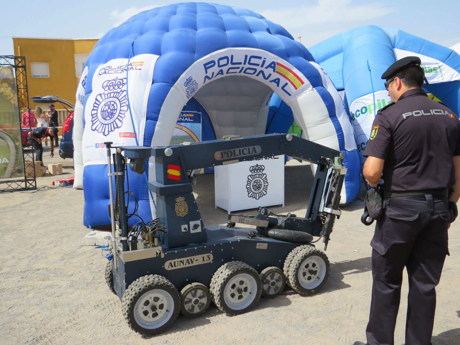 Garantes de la seguridad de los ciclistas de la Vuelta a España