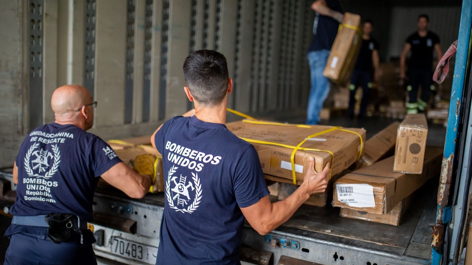 Los bomberos preparan el material de ayuda humanitaria en Marruecos