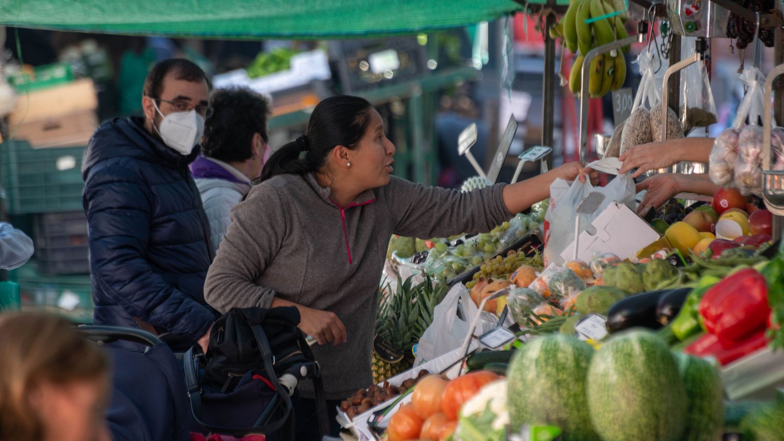 De compras para las cenas de Navidad en el mercado Ingeniero Torroja