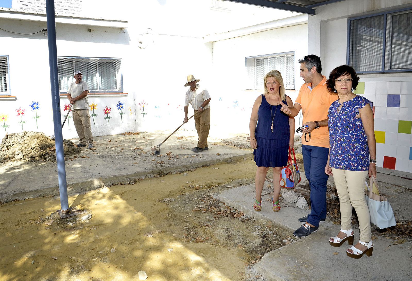 La alcaldesa Mamen Sánchez y Carmen Collado, en una pasada visita a unas obras del colegio Federico Mayo realizadas por trabajadores de Infraestructuras.