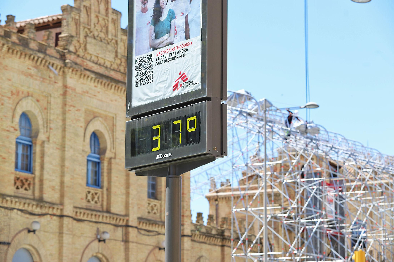 Imágenes del montaje del techo de la antigua estación de trenes de Huelva