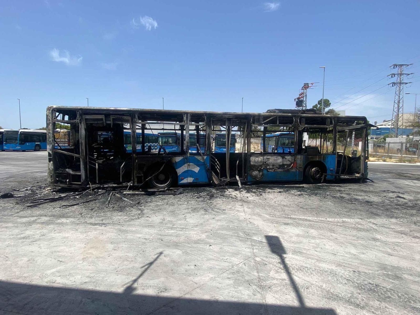 Estado en el que quedó el autobús urbano que salió ardiendo en El Portal.