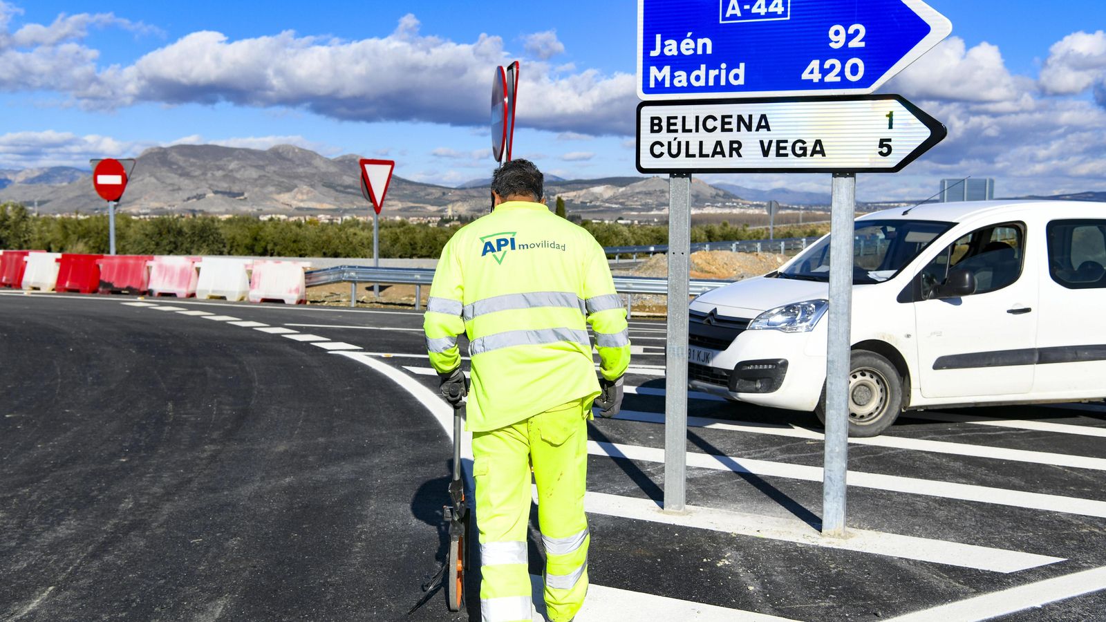 Un operario daba los últimos retoques en la salida de Belicena-Cúllar Vega