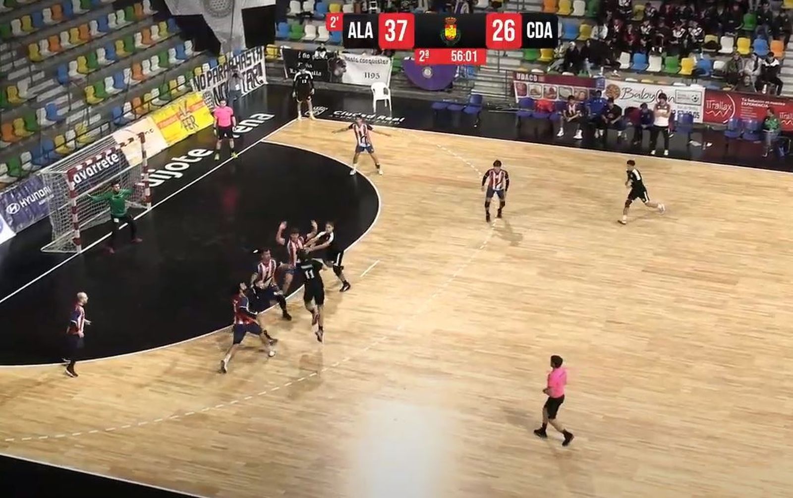 Una defensa del Ciudad de Algeciras en el Quijote Arena.