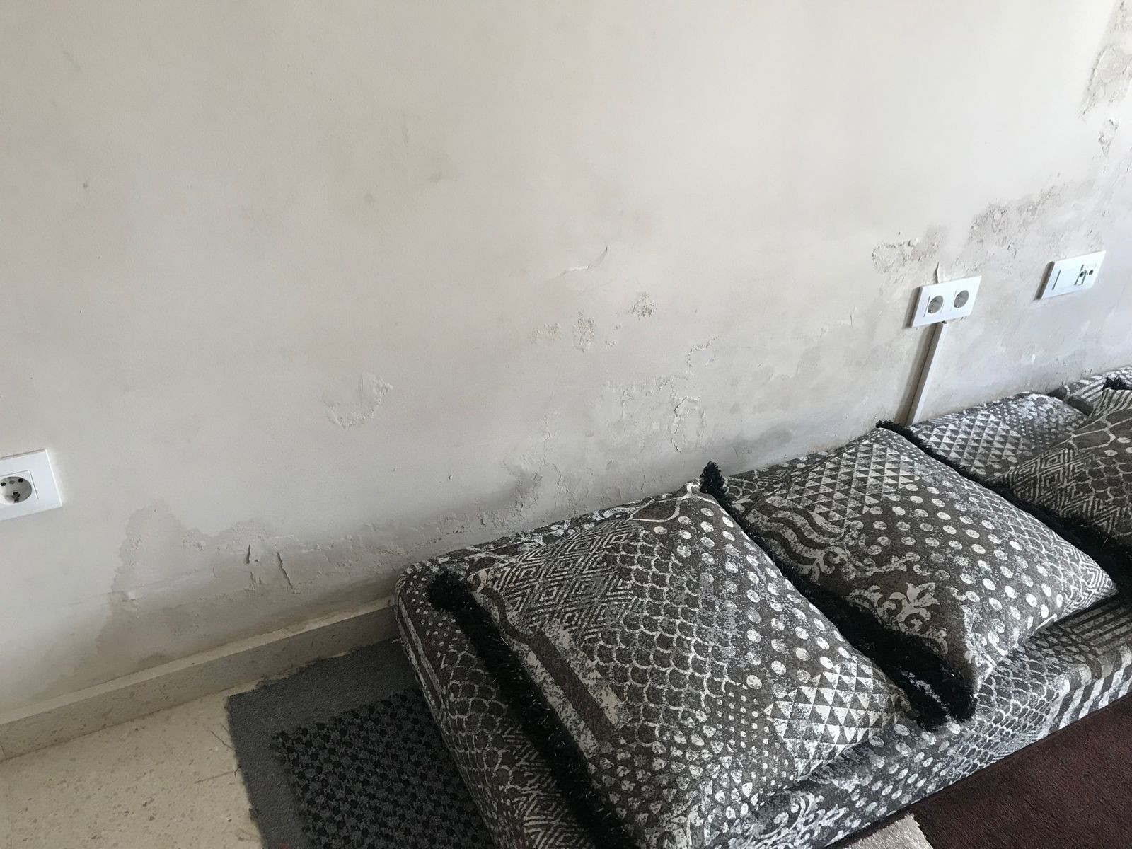 Graves problemas de humedad en viviendas protegidas de la Zona Sur