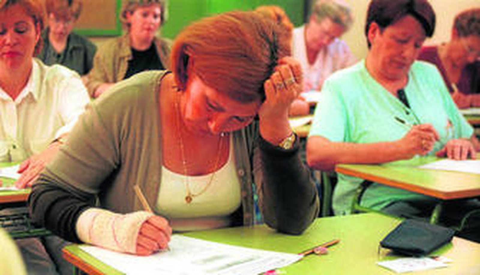 Un grupo de mujeres realiza las pruebas oficiales para incorporarse al sistema educativo.