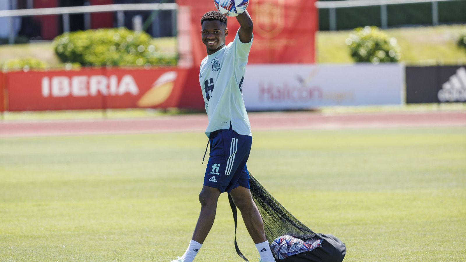 Ansu Fati durante la sesión de entrenamiento en la Ciudad del Fútbol de Las Rozas.