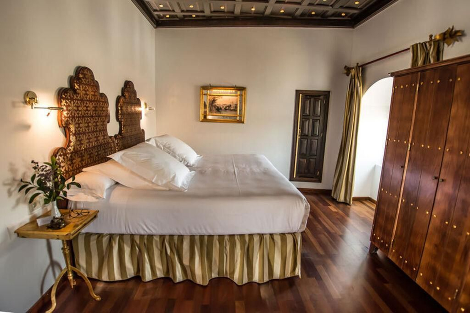 El hotel cuenta con camas XXL muy confortables y bañeras de hidromasaje El hotel cuenta con camas XXL muy confortables y bañeras de hidromasaje