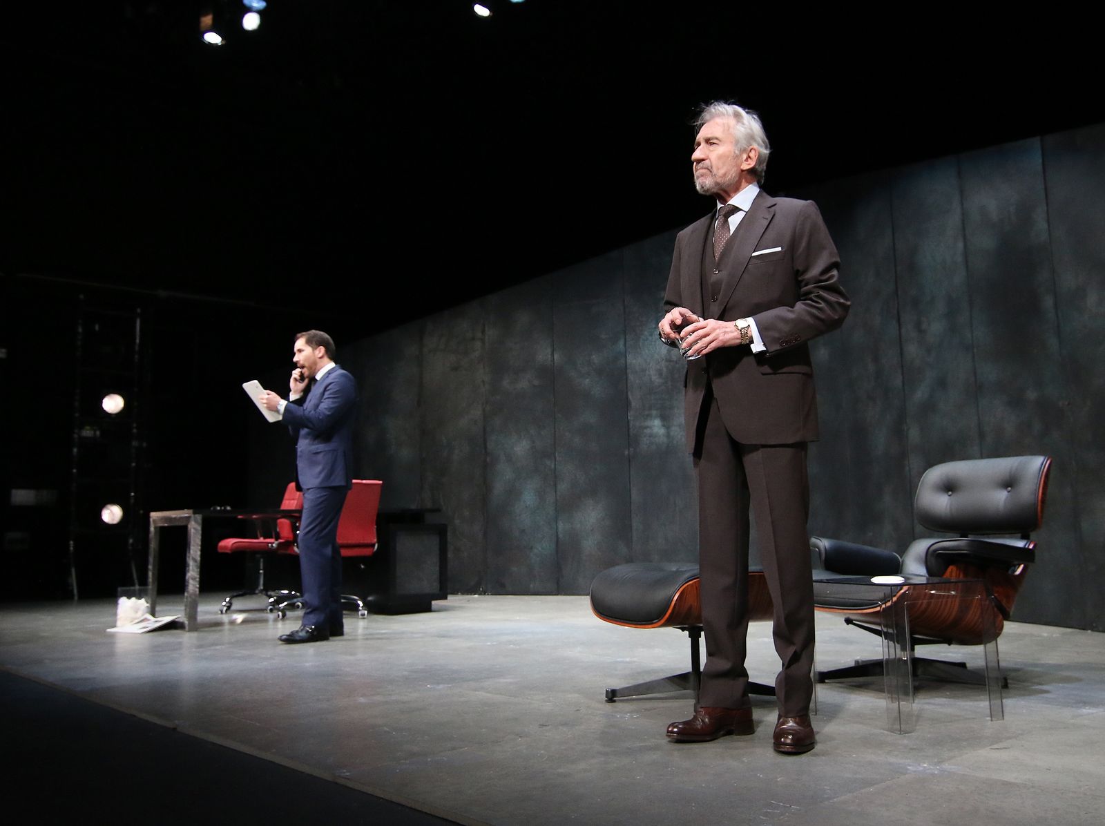 Una escena de la obra 'Muñeca de porcelana', con José Sacristán.