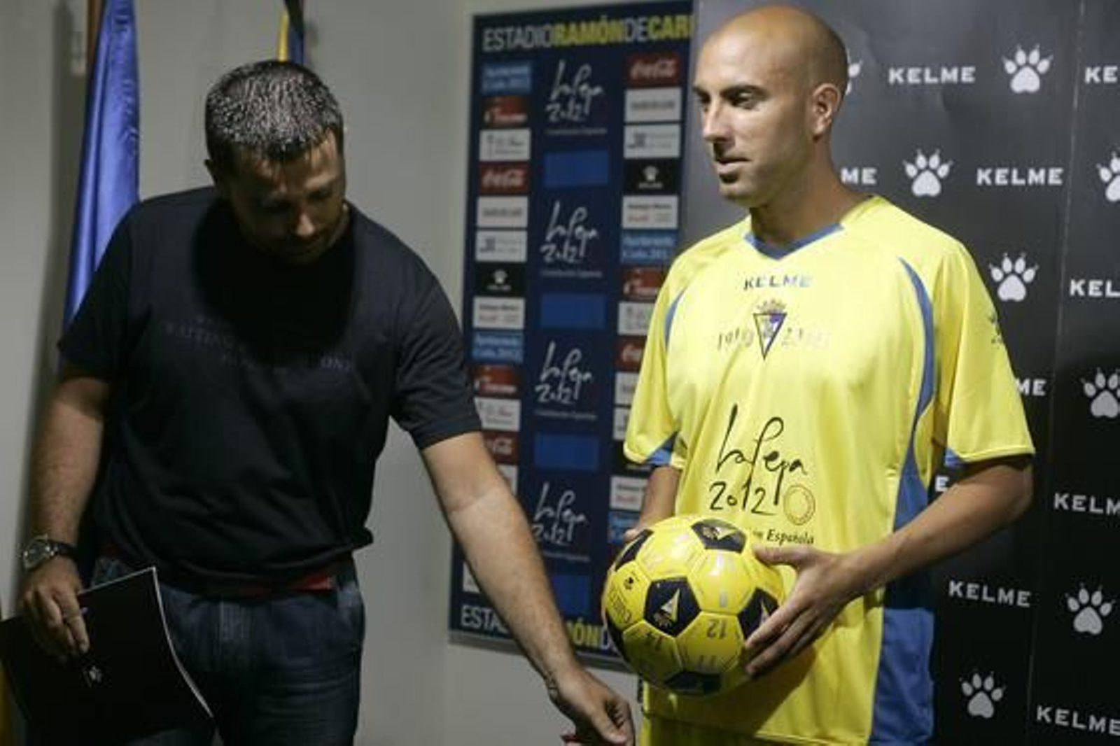 La primera camiseta conserva la publicidad de ´La Pepa 2012´. 

Foto: Jesus Marin