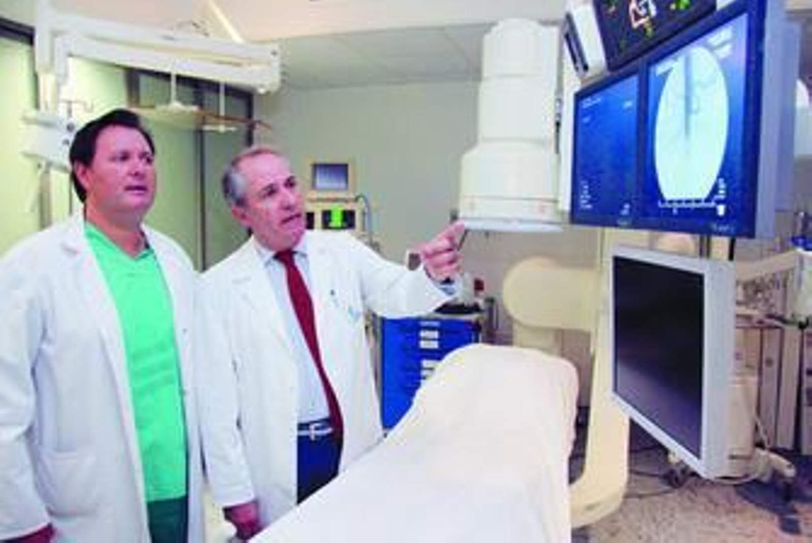 Los doctores Urbaneja y Gómez Angulo, en uno de los quirófanos del Hospital Parque San Antonio de Málaga. Los doctores Urbaneja y Gómez Angulo, en uno de los quirófanos del Hospital Parque San Antonio de Málaga.