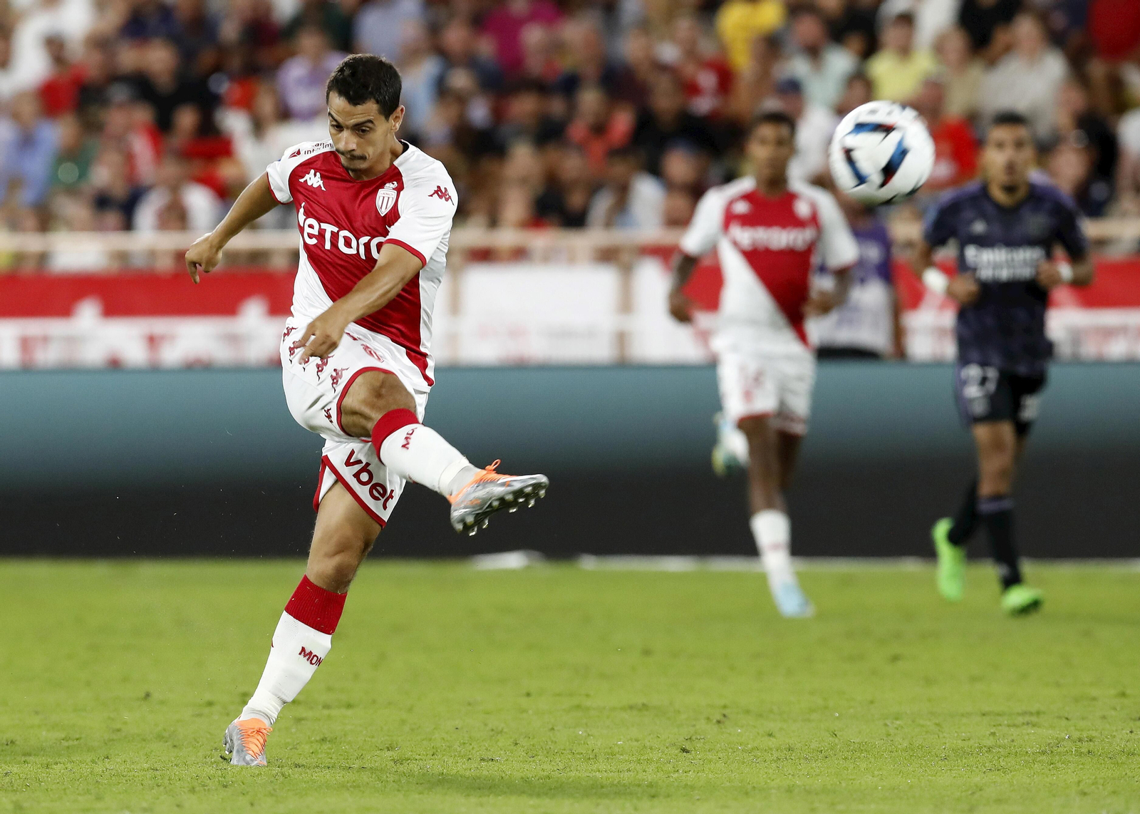 Ben Yedder dispara durante un partido de la Ligue 1 con el Mónaco.