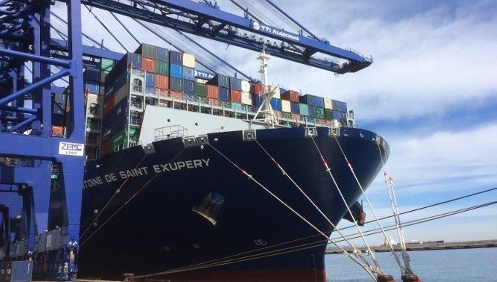 El portacontenedores, en el puerto de Algeciras