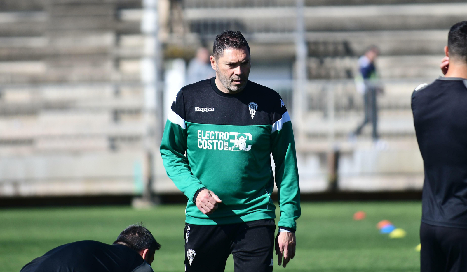 Rafa Navarro dirige un entrenamiento en la Ciudad Deportiva. Rafa Navarro dirige un entrenamiento en la Ciudad Deportiva.