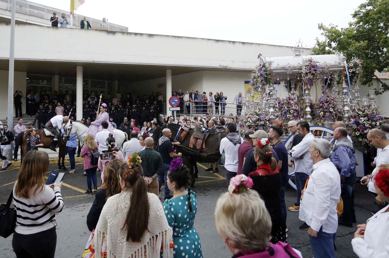 El Rocío 2023: Imágenes de la Hermandad de Emigrantes en su salida de Huelva