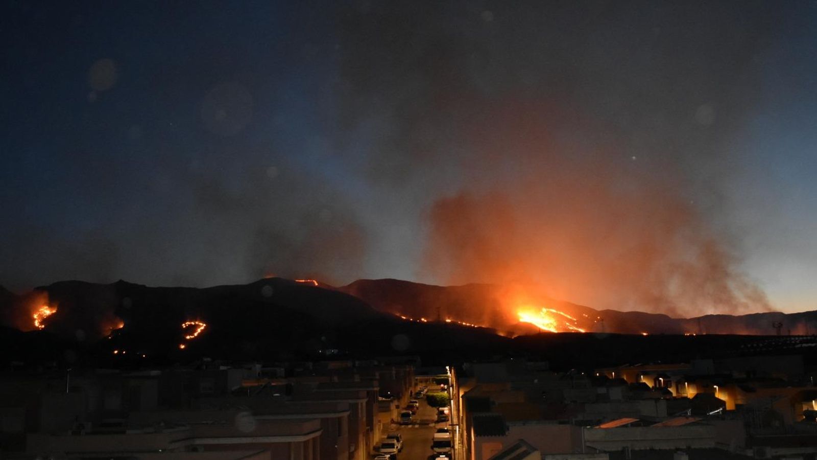 Imágenes del incendio forestal que mantiene en vilo a vecinos de Gádor y Benahadux