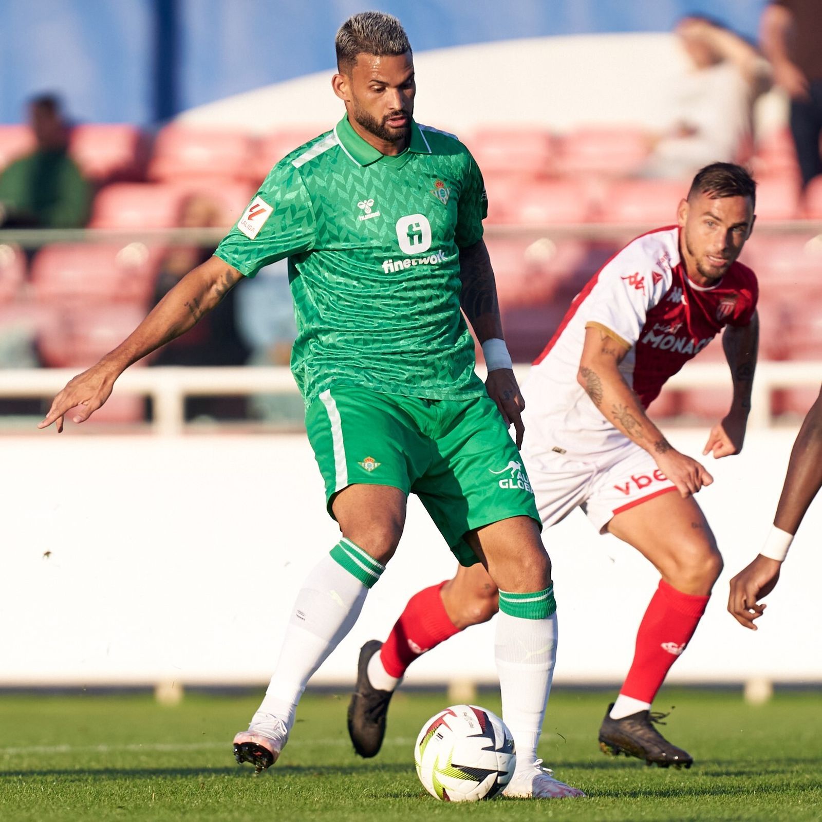 Willian José presionado por un jugador del Mónaco.