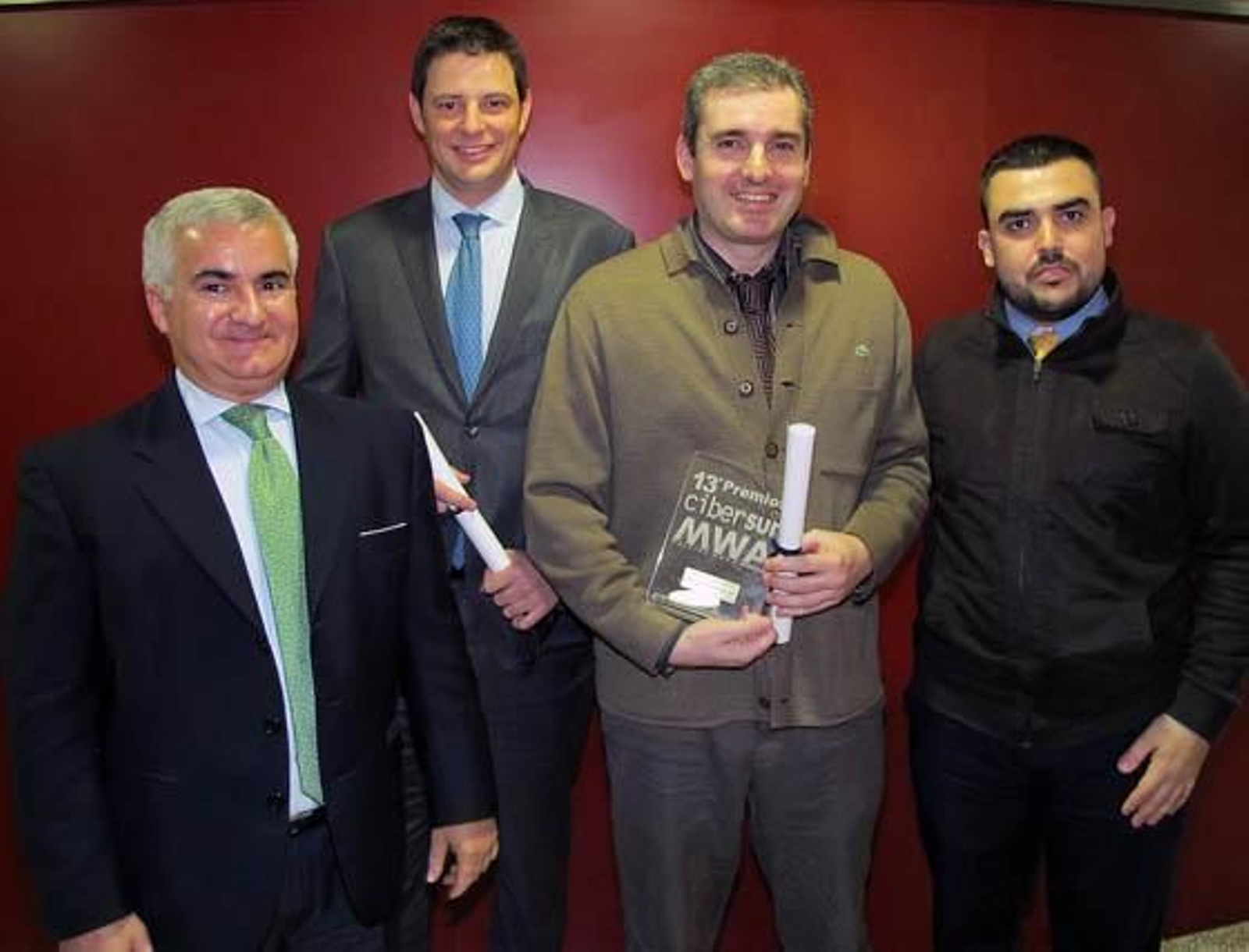 Vito Epíscopo Solís y Rafael Comino Mateos, de Grupo Trevenque, Javier Cruz Miranda (Ebro Foods), y Chema Prados Tenor (Grupo Trevenque), ganadores del Premio a la mejor web andaluza en la categoría de Empresa: ‘brillante.es’.

Foto: Victoria Ramírez