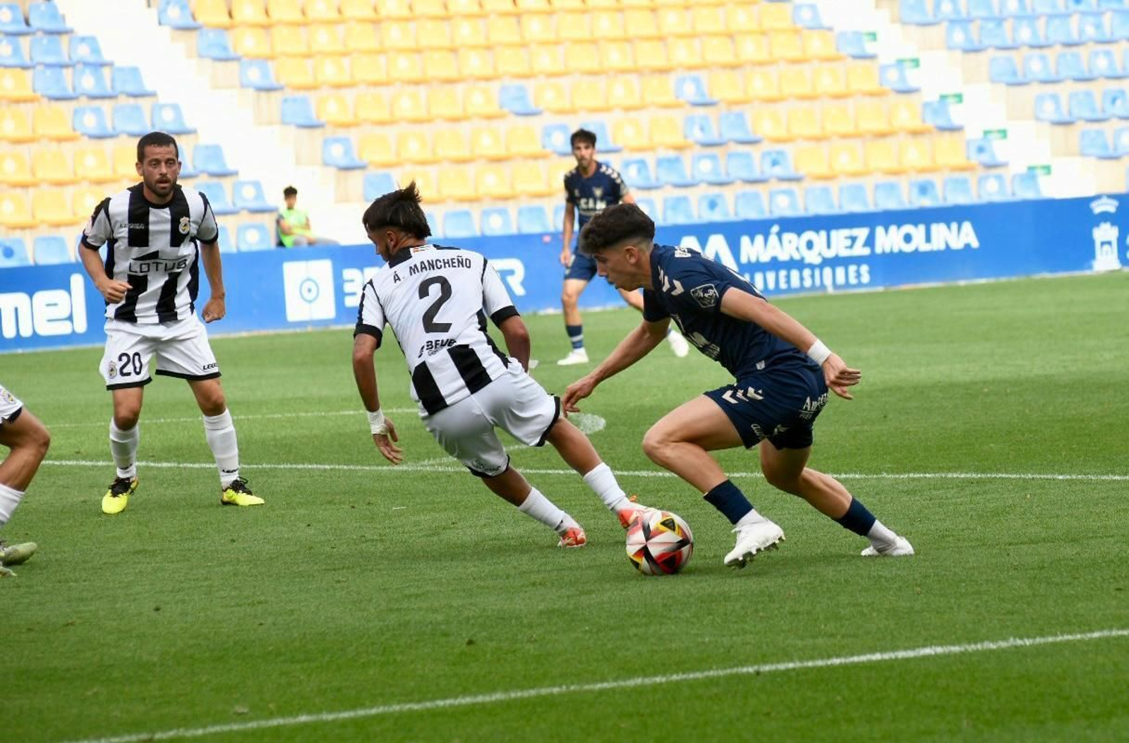 Luque sortea a Manchego, que se vuelve de espaldas, en la jugada del 1-0