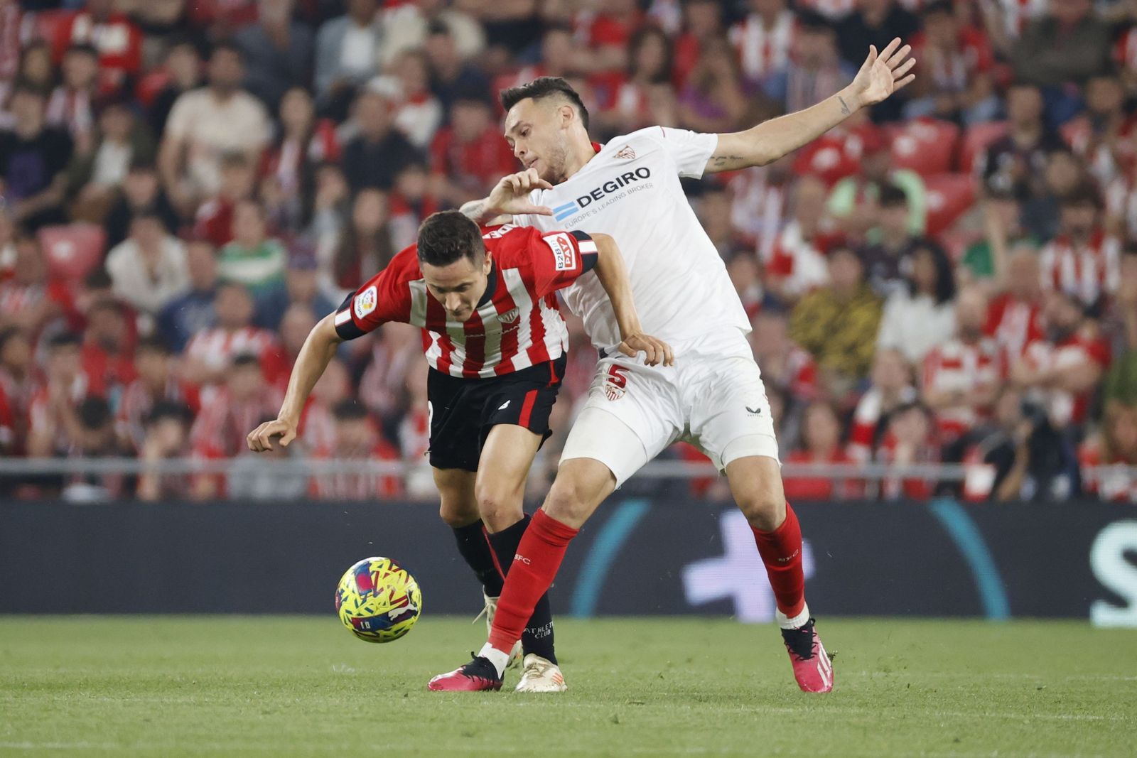 Ocampos pugna por el balón con Ander Herrera.