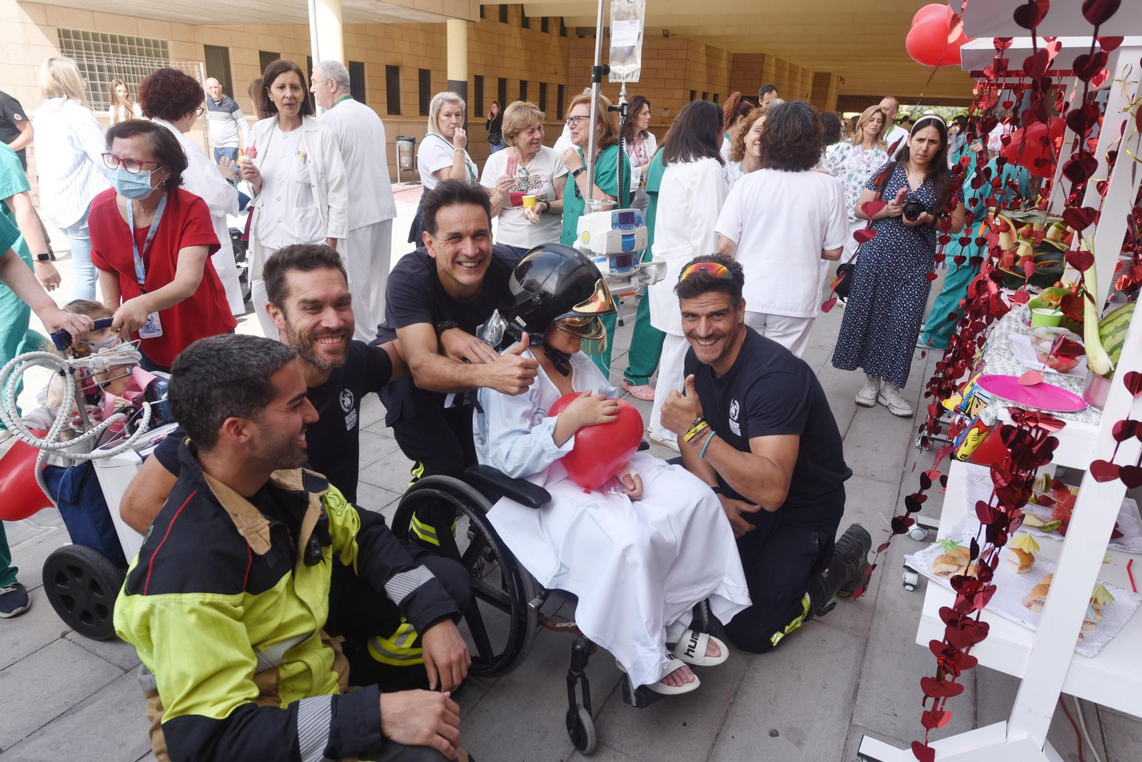 El Reina Sofía celebra el Día del Niño Hospitalizado con la visita de los bomberos, en imágenes