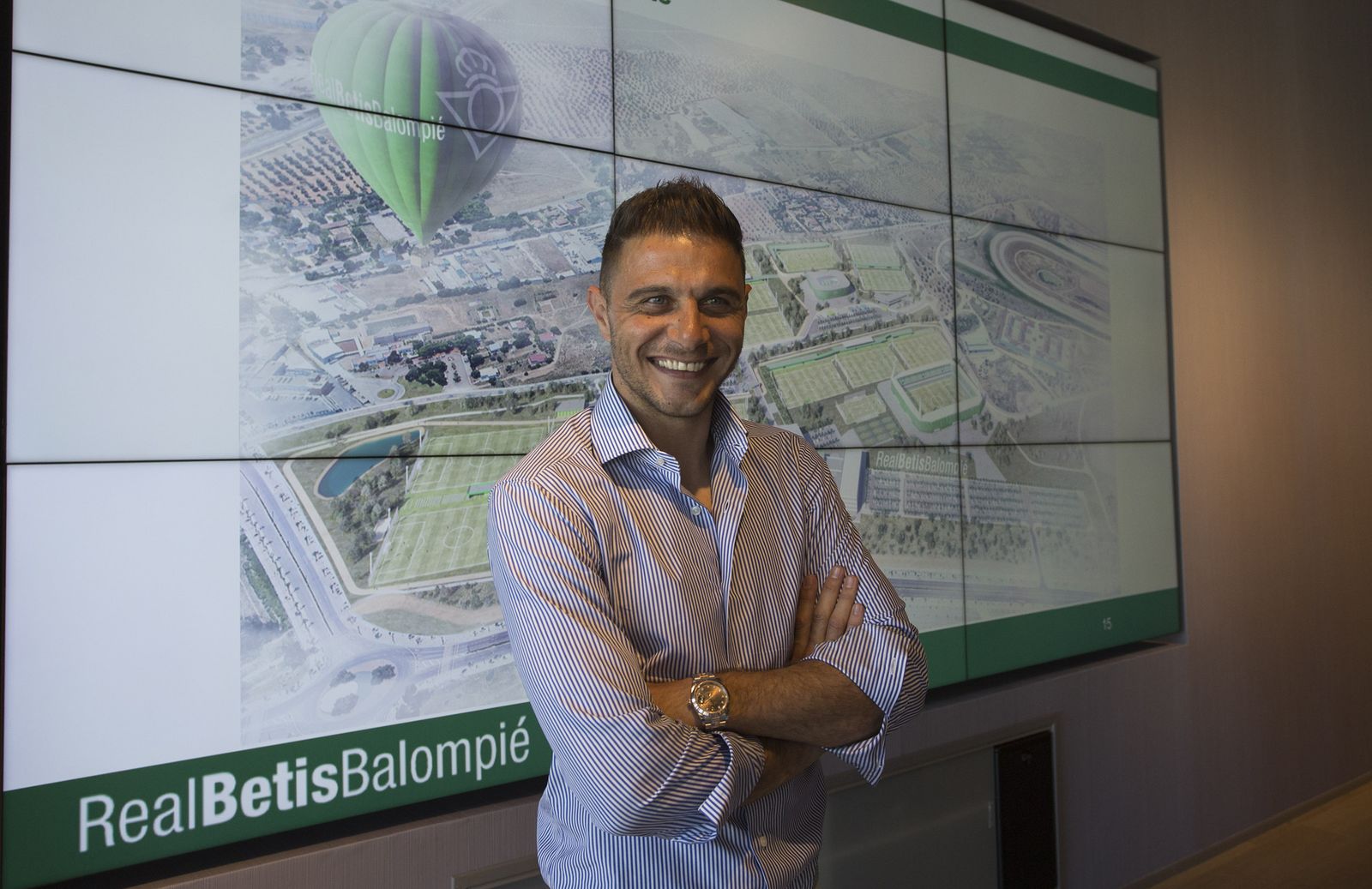 Joaquín posa delante el proyecto de la nueva ciudad deportiva del Betis.