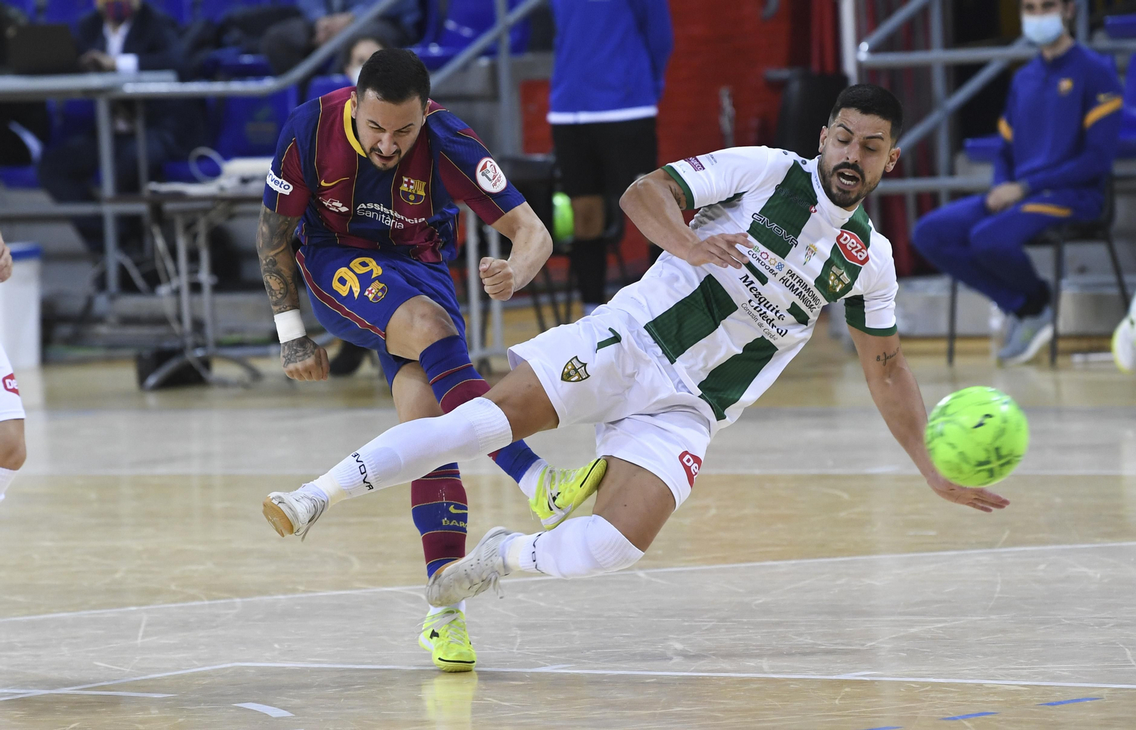 Ximbinha lucha la pelota con Jesús Rodríguez.