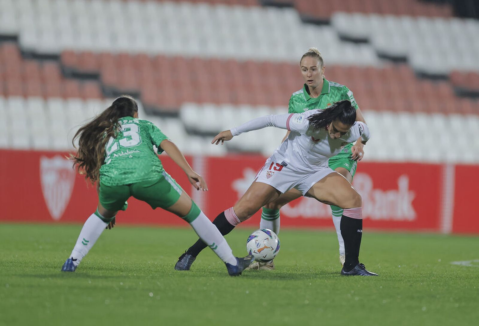 La atacante Martín-Prieto protege un balón ante R. Roberts y Noelia Salazar en el partido de la primera vuelta disputado en el Jesús Navas