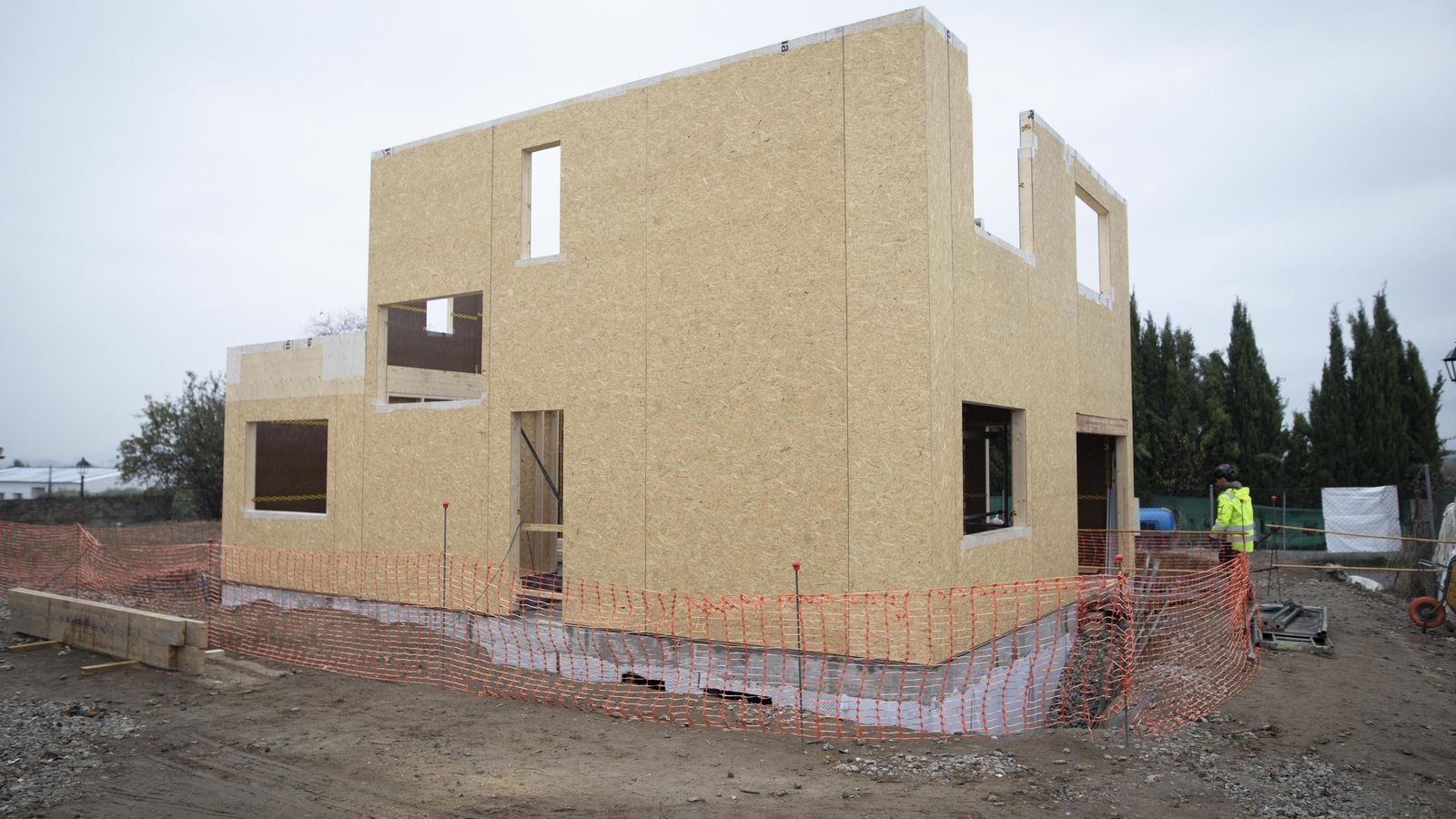 Se trabaja en la construcción de la casa.